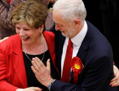 Τζέρεμι Κόρμπιν: Κι άλλο αποτυχημένο... «hi-five» για τον Βρετανό πολιτικό αρχηγό (βίντεο)